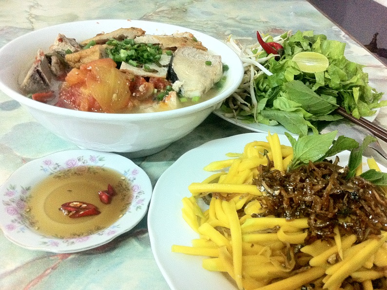 Gỏi xoài cá cơm chiên tỏi