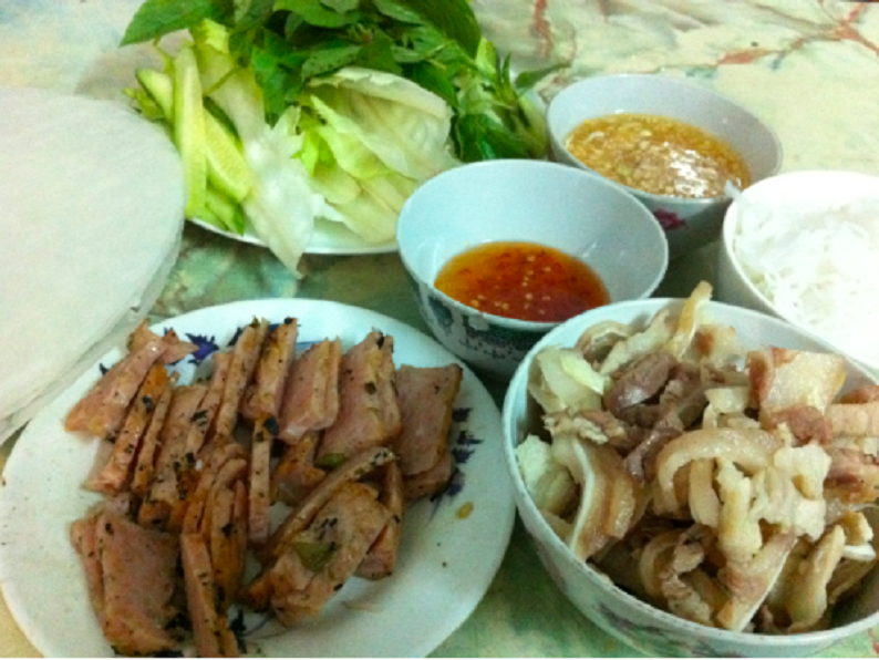 Nem chua Nha Trang nướng cuốn bánh tráng