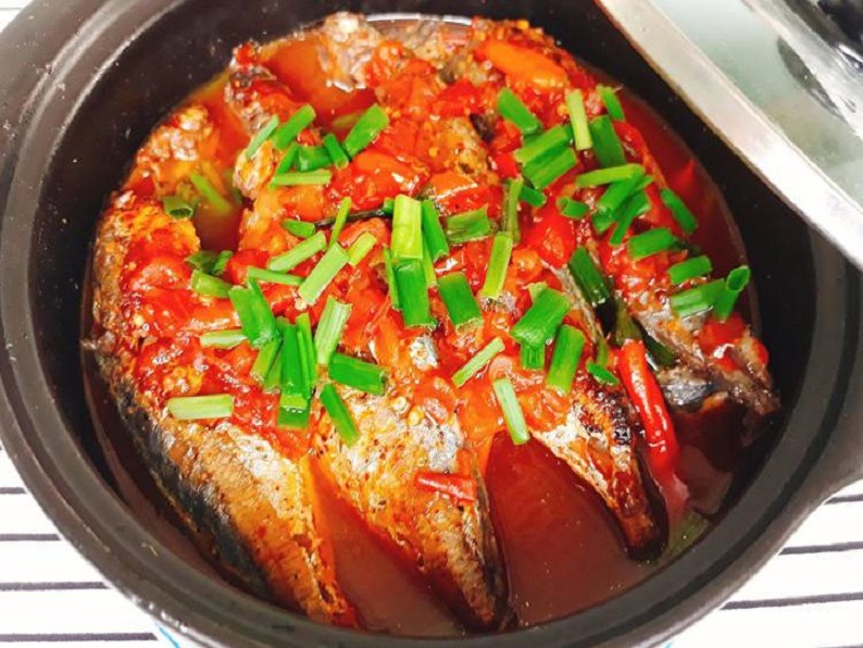 cá nục sốt cà - đặc sản Kim Biển